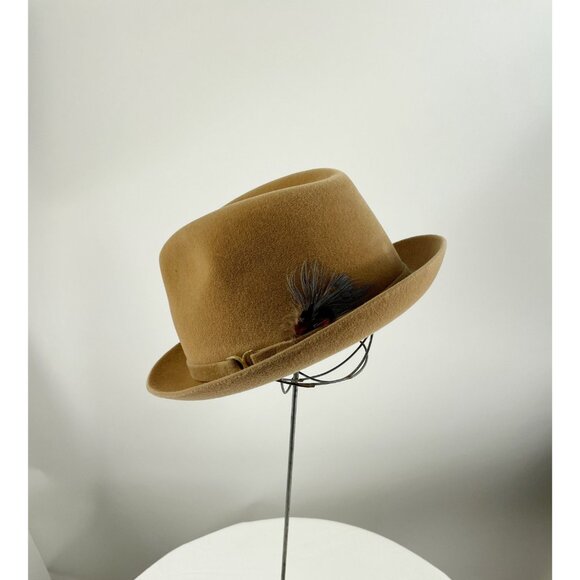 1950s Wool felt fedora with box by Dobbs tan color with feather and harness size - Picture 4 of 10